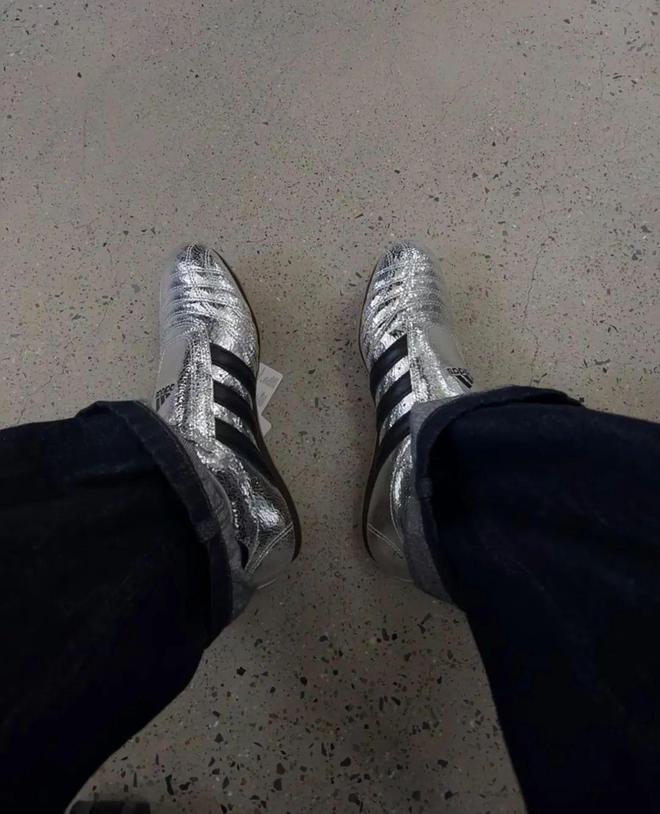 4双sneakers值得一冲！当「液态银」成春夏潮人招牌色这