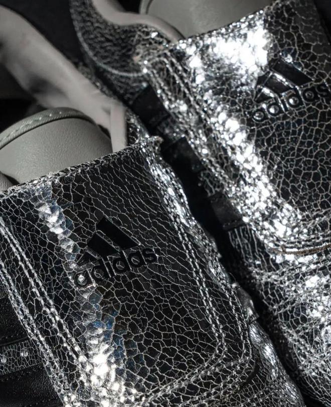 4双sneakers值得一冲！当「液态银」成春夏潮人招牌色这(图5)