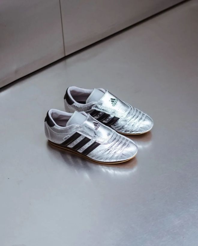 4双sneakers值得一冲！当「液态银」成春夏潮人招牌色这(图20)