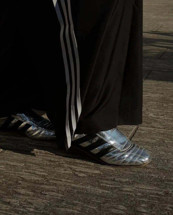 4双sneakers值得一冲！当「液态银」成春夏潮人招牌色这(图14)