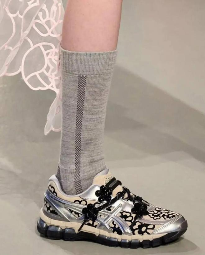 4双sneakers值得一冲！当「液态银」成春夏潮人招牌色这(图11)