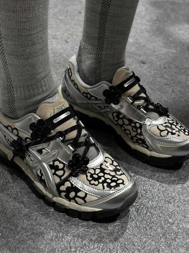 4双sneakers值得一冲！当「液态银」成春夏潮人招牌色这(图24)