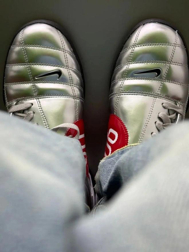 4双sneakers值得一冲！当「液态银」成春夏潮人招牌色这(图23)