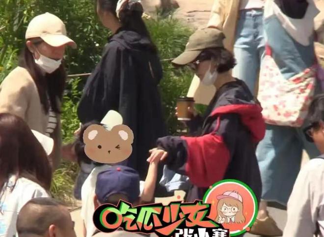 脚踩沙她心疼想想太累背着他走赵丽颖陪儿子公园玩耍母子俩光(图2)