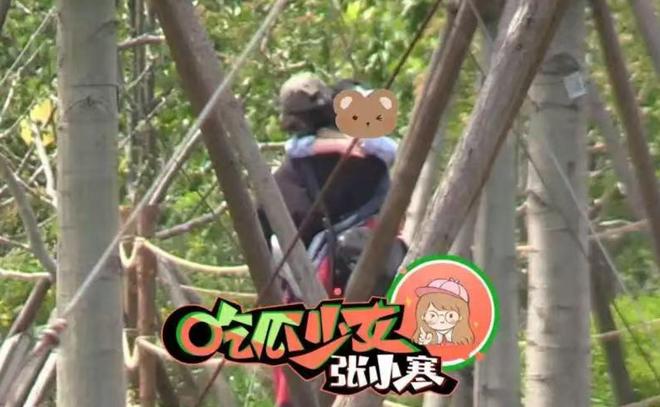 脚踩沙她心疼想想太累背着他走赵丽颖陪儿子