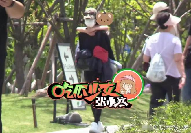 脚踩沙她心疼想想太累背着他走赵丽颖陪儿子公园玩耍母子俩光(图3)