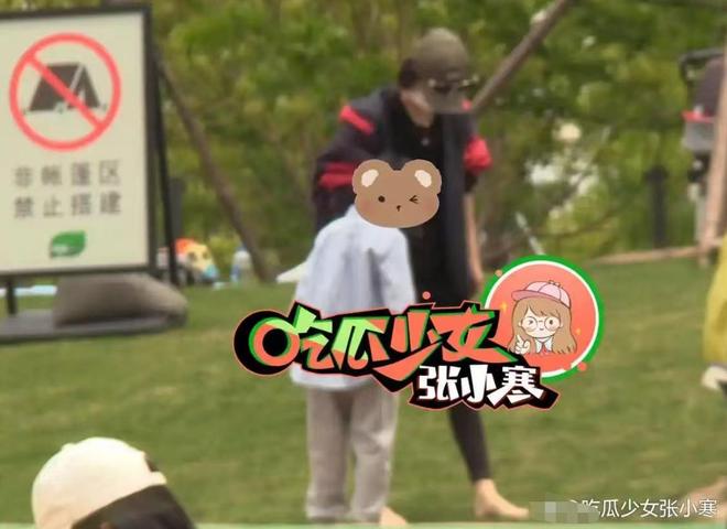 脚踩沙她心疼想想太累背着他走赵丽颖陪儿子公园玩耍母子俩光(图4)