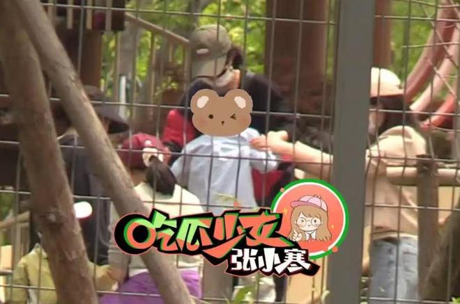 脚踩沙她心疼想想太累背着他走赵丽颖陪儿子公园玩耍母子俩光(图6)