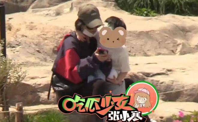 脚踩沙她心疼想想太累背着他走赵丽颖陪儿子公园玩耍母子俩光(图7)