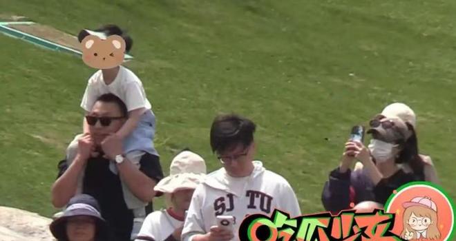 脚踩沙她心疼想想太累背着他走赵丽颖陪儿子公园玩耍母子俩光(图8)