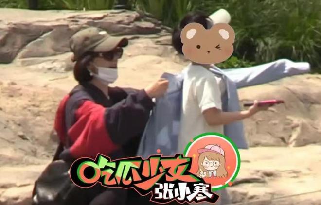 脚踩沙她心疼想想太累背着他走赵丽颖陪儿子公园玩耍母子俩光(图9)