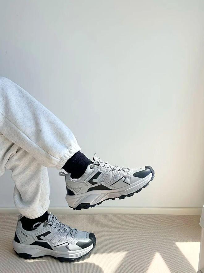 定爬山但是爱穿山地鞋？松弛到底的年轻人：不一(图3)