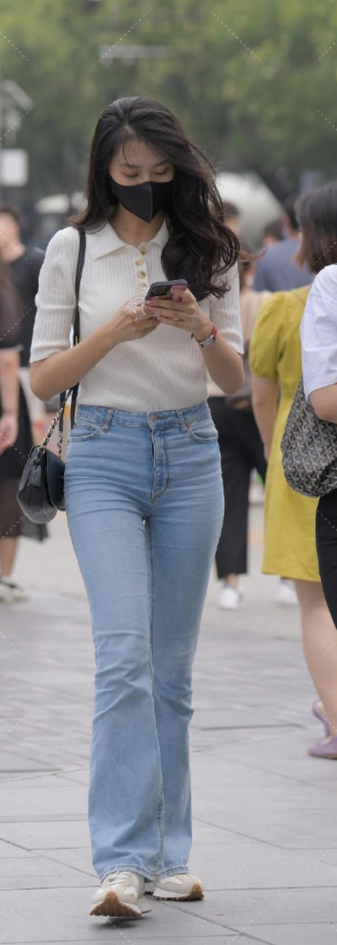 喇叭牛仔裤和白色针织T恤的搭配女生如何穿出清纯唯美？快来看看(图5)